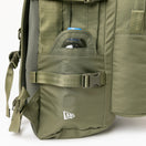 キャリアパック 35L ライトウェイト プリントロゴ オリーブ × オリーブ - 13518017-OSFM | NEW ERA ニューエラ公式オンラインストア