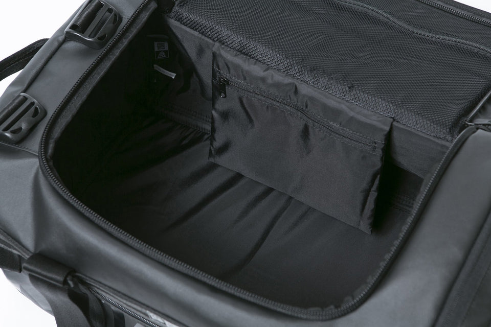 クラブ ダッフルバッグ ミディアム 38L 2ウェイ プリントロゴ TPUブラック × ブラック - 12326059-OSFA | NEW ERA ニューエラ公式オンラインストア