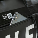 クラブ ダッフルバッグ 50L 2ウェイ プリントロゴ TPU ブラック × リフレクトシルバー - 12541404-OSFM | NEW ERA ニューエラ公式オンラインストア