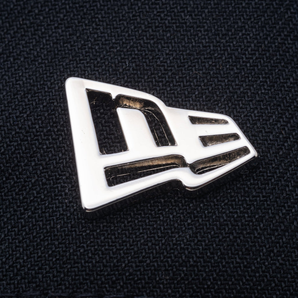 59FIFTY Metal Flag Logo ブラック × ホワイト シルバーフラッグ - 13807632-700 | NEW ERA ニューエラ公式オンラインストア