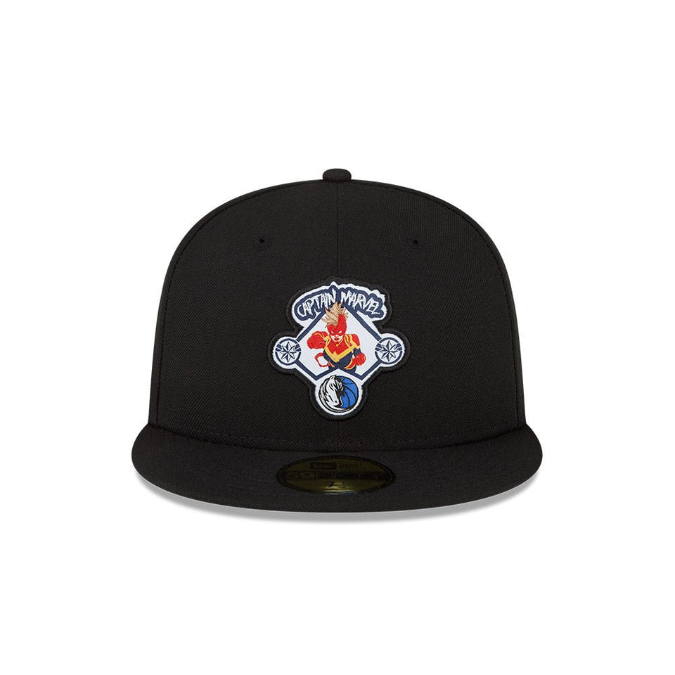 59FIFTY NBA x Marvel ダラス・マーベリックス キャプテン・マーベル ブラック ネイビーアンダーバイザー - 13549254-700 | NEW ERA ニューエラ公式オンラインストア