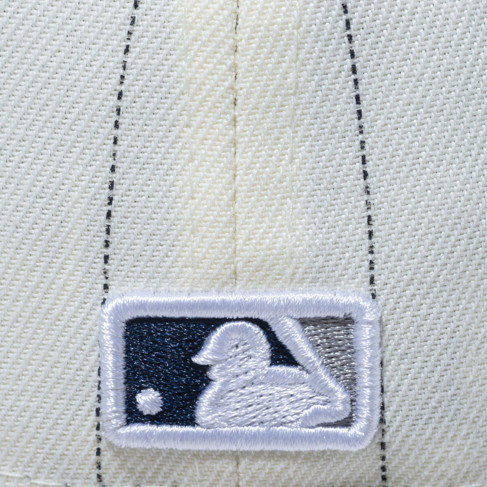 59FIFTY Pinstripe ピンストライプ ニューヨーク・ヤンキース クロームホワイト ネイビーバイザー - 13751130-700 | NEW ERA ニューエラ公式オンラインストア