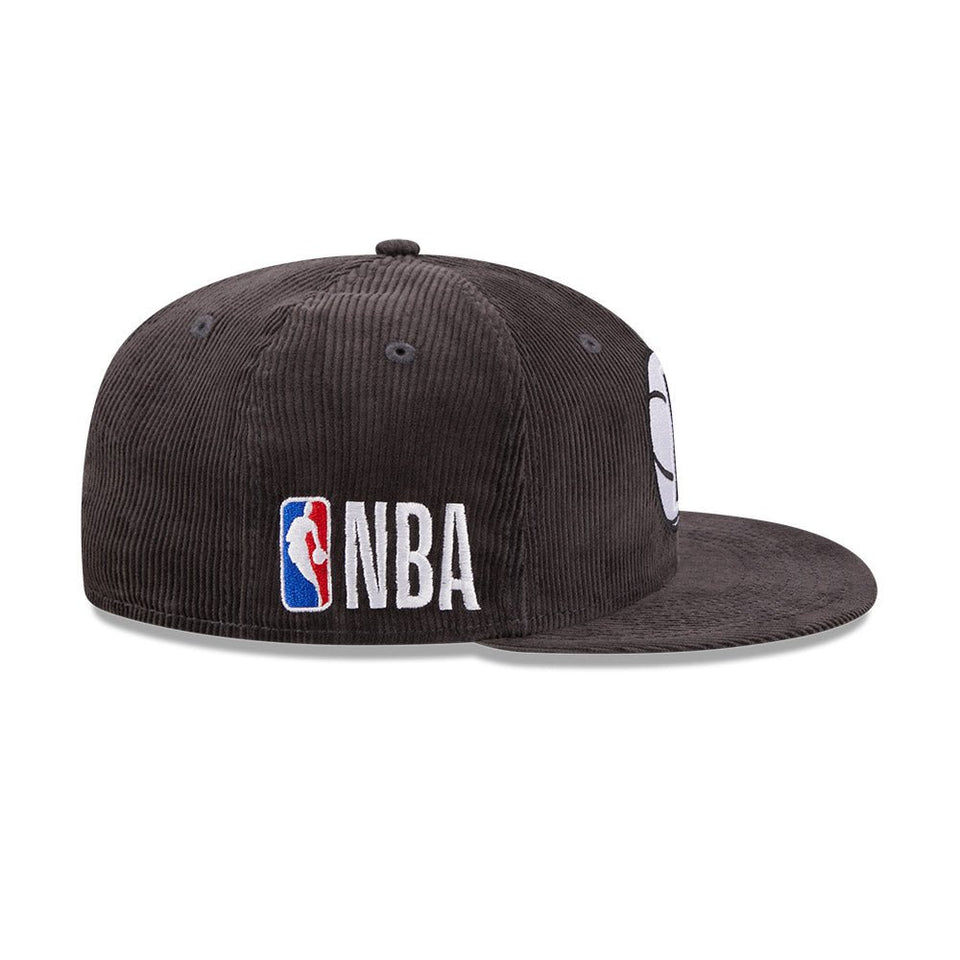 59FIFTY Throwback Corduroy コーデュロイ ブルックリン・ネッツ コーデュロイ グレー グレーアンダーバイザー - 13774155-700 | NEW ERA ニューエラ公式オンラインストア