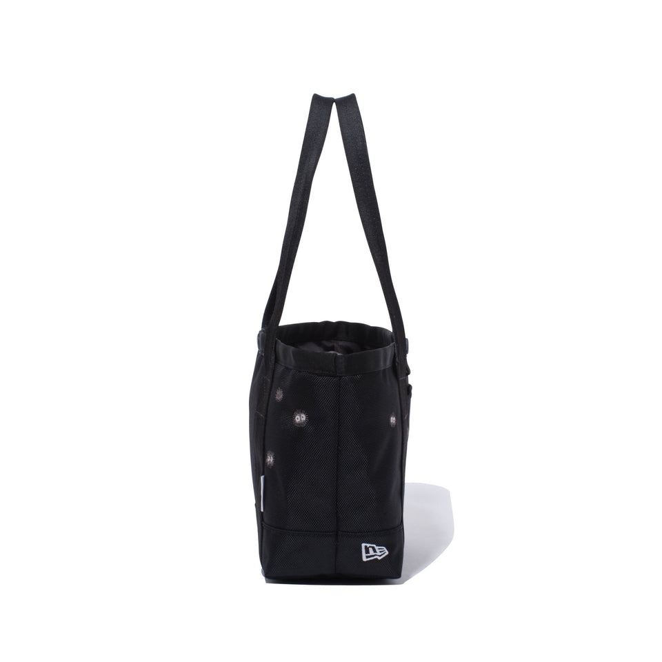 トートバッグ ミニ 6L スタジオジブリ作品 となりのトトロ マックロクロスケ フラッグロゴ ブラック - 12325616-OSFA | NEW ERA ニューエラ公式オンラインストア