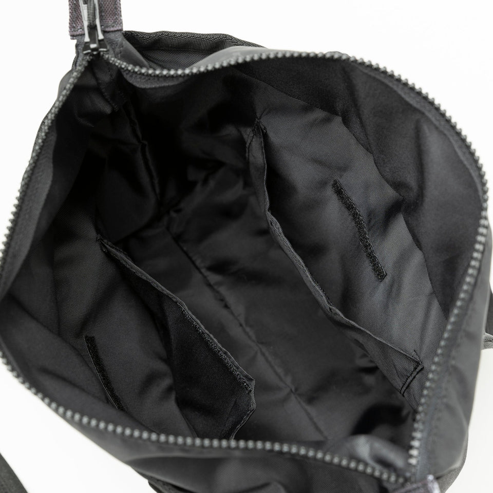 トートバッグ ミニ 6L フラッグロゴ モノグラム ブラック - 14108392-OSFM | NEW ERA ニューエラ公式オンラインストア