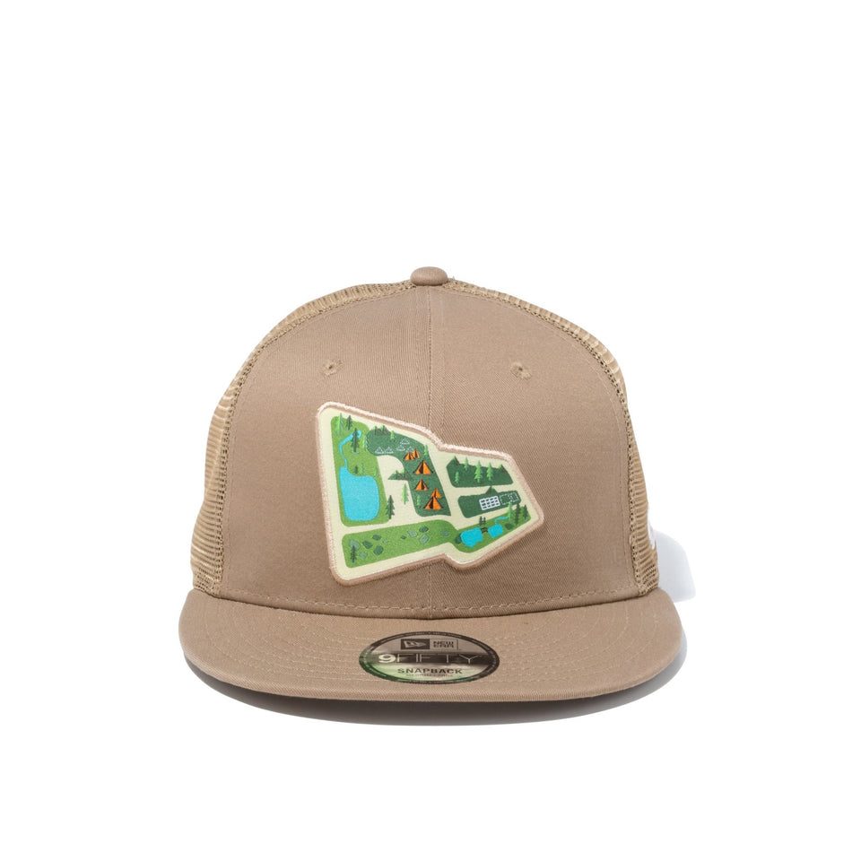 9FIFTY トラッカー キャンプサイト フラッグロゴ カーキ 【ニューエラ アウトドア】 - 13058898-SM | NEW ERA ニューエラ公式オンラインストア