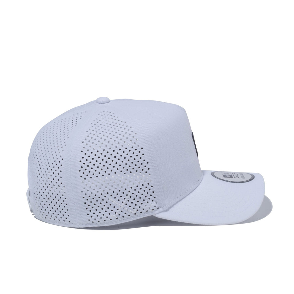 【ゴルフ】 9FORTY A-Frame レーザーパフォーテッド スクエアロゴ ホワイト - 12674586-OSFM | NEW ERA ニューエラ公式オンラインストア