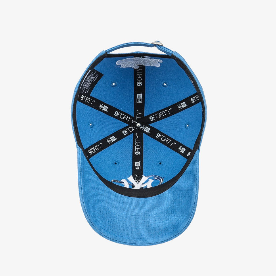 9FORTY BTS × MLB Black Swan ニューヨーク・ヤンキース エアフォースブルー - 13281610-OSFM | NEW ERA ニューエラ公式オンラインストア