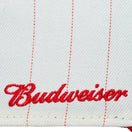 9FORTY Budweiser バドワイザー Bロゴ クロームホワイトピンストライプ ラディアントレッドバイザー - 13534544-OSFM | NEW ERA ニューエラ公式オンラインストア