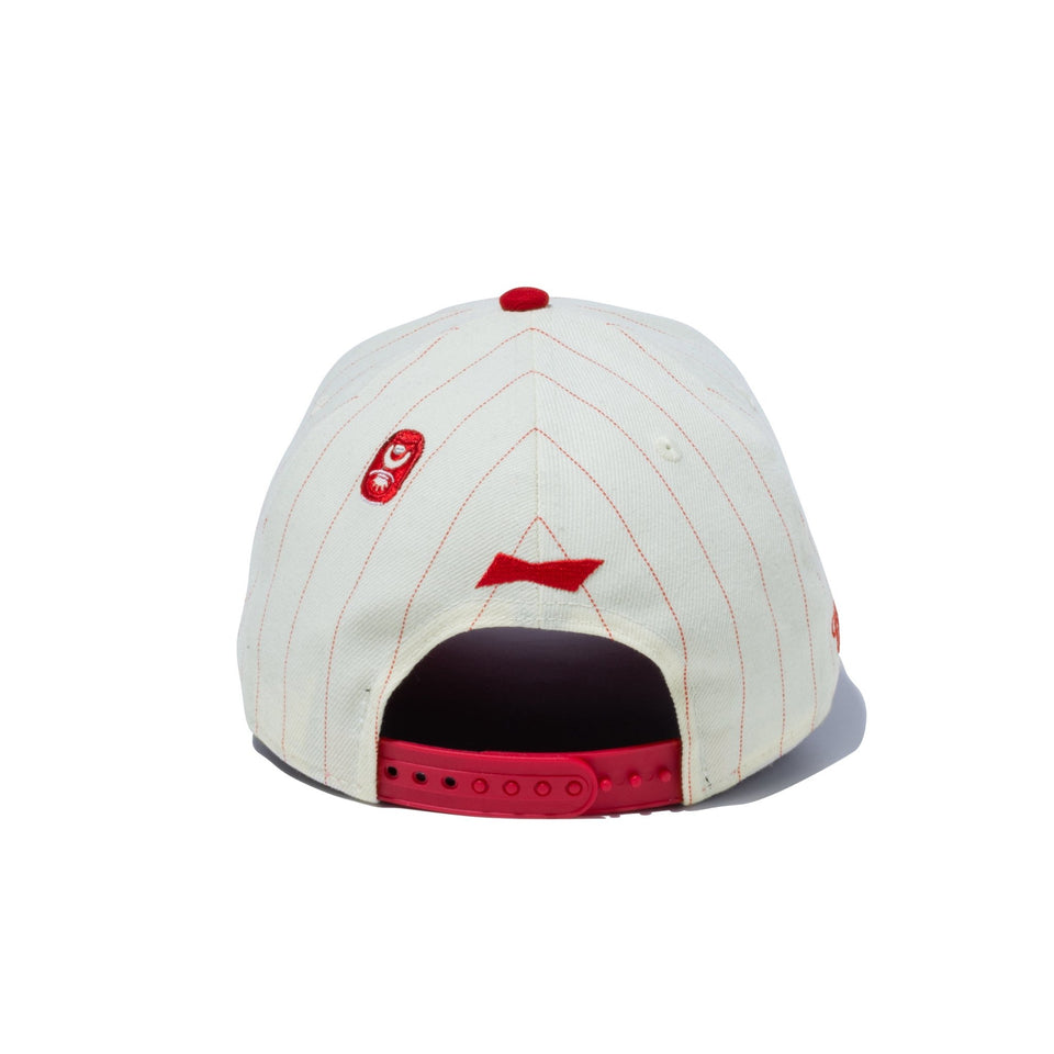 9FORTY Budweiser バドワイザー Bロゴ クロームホワイトピンストライプ ラディアントレッドバイザー - 13534544-OSFM | NEW ERA ニューエラ公式オンラインストア