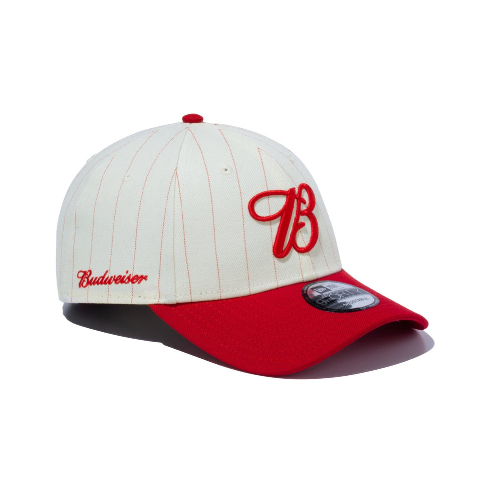 9FORTY Budweiser バドワイザー Bロゴ クロームホワイトピンストライプ ラディアントレッドバイザー - 13534544-OSFM | NEW ERA ニューエラ公式オンラインストア