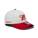9FORTY Budweiser バドワイザー Bロゴ クロームホワイトピンストライプ ラディアントレッドバイザー - 13534544-OSFM | NEW ERA ニューエラ公式オンラインストア