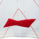 9FORTY Budweiser バドワイザー Bロゴ クロームホワイトピンストライプ ラディアントレッドバイザー - 13534544-OSFM | NEW ERA ニューエラ公式オンラインストア