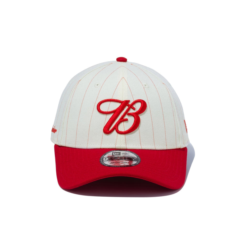 9FORTY Budweiser バドワイザー Bロゴ クロームホワイトピンストライプ ラディアントレッドバイザー - 13534544-OSFM | NEW ERA ニューエラ公式オンラインストア