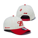 9FORTY Budweiser バドワイザー Bロゴ クロームホワイトピンストライプ ラディアントレッドバイザー - 13534544-OSFM | NEW ERA ニューエラ公式オンラインストア