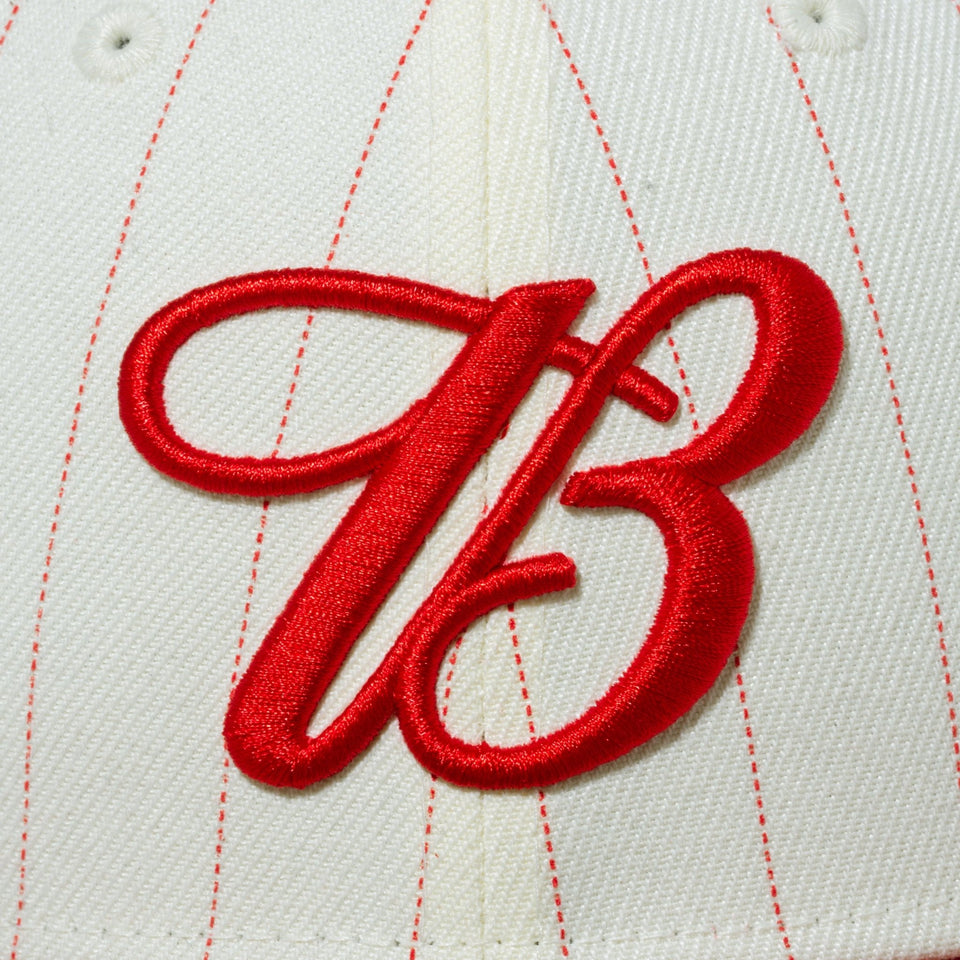 9FORTY Budweiser バドワイザー Bロゴ クロームホワイトピンストライプ ラディアントレッドバイザー - 13534544-OSFM | NEW ERA ニューエラ公式オンラインストア