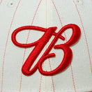 9FORTY Budweiser バドワイザー Bロゴ クロームホワイトピンストライプ ラディアントレッドバイザー - 13534544-OSFM | NEW ERA ニューエラ公式オンラインストア