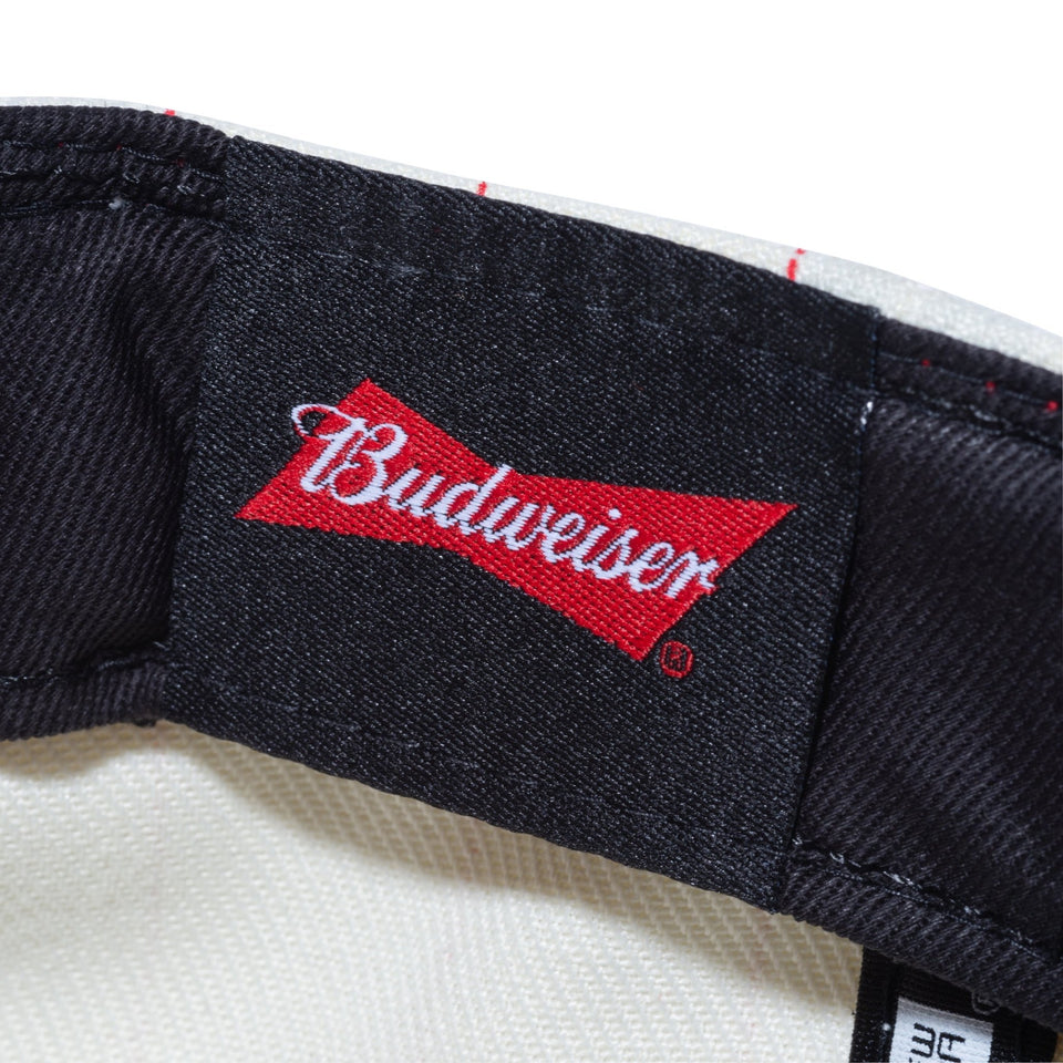 9FORTY Budweiser バドワイザー Bロゴ クロームホワイトピンストライプ ラディアントレッドバイザー - 13534544-OSFM | NEW ERA ニューエラ公式オンラインストア