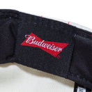 9FORTY Budweiser バドワイザー Bロゴ クロームホワイトピンストライプ ラディアントレッドバイザー - 13534544-OSFM | NEW ERA ニューエラ公式オンラインストア