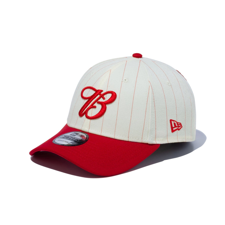 9FORTY Budweiser バドワイザー Bロゴ クロームホワイトピンストライプ ラディアントレッドバイザー - 13534544-OSFM | NEW ERA ニューエラ公式オンラインストア