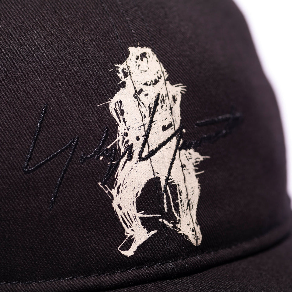 9THIRTY Yohji Yamamoto SS21 シグネチャーロゴ アートワーク ブラック - 12737017-OSFM | NEW ERA ニューエラ公式オンラインストア