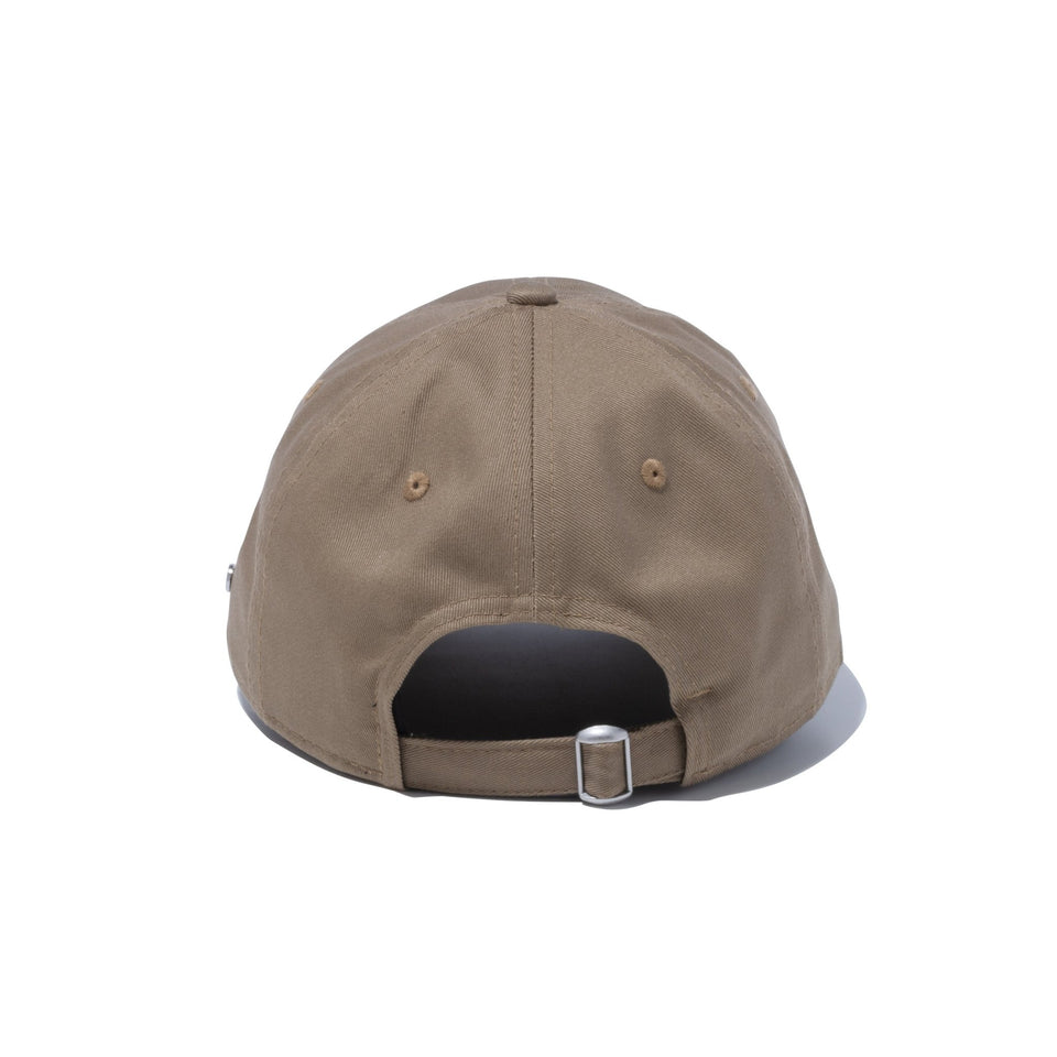 9TWENTY ロングバイザー Metal Flag ブリティッシュカーキ - 13750678-OSFM | NEW ERA ニューエラ公式オンラインストア