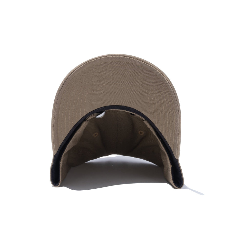 9TWENTY ロングバイザー Metal Flag ブリティッシュカーキ - 13750678-OSFM | NEW ERA ニューエラ公式オンラインストア