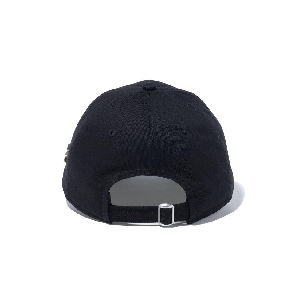 9TWENTY Metal Flag Logo メタルフラッグロゴ ブラック ゴールドメタルピン - 13750698-OSFM | NEW ERA ニューエラ公式オンラインストア