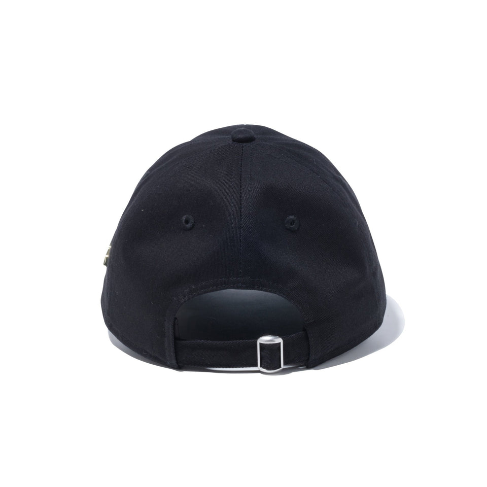 9TWENTY Metal Flag Logo メタルフラッグロゴ ブラック ゴールドメタルピン - 13750698-OSFM | NEW ERA ニューエラ公式オンラインストア
