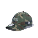 9TWENTY クロスストラップ NYC ボックスロゴ ウッドランドカモ - 12362227-OSFA | NEW ERA ニューエラ公式オンラインストア