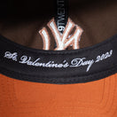 9TWENTY St. Valentine's Day バレンタインデー ニューヨーク・ヤンキース ウォルナット ブラウンアンダーバイザー - 13542614-OSFM | NEW ERA ニューエラ公式オンラインストア