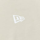 裏毛 スウェット クルーネック Flag Logo Mini フラッグロゴ ミニ ストーン - 13755316-S | NEW ERA ニューエラ公式オンラインストア