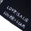 ベーシック カフニット JEAN MICHEL BASQUIAT ジャン=ミシェル・バスキア LOVE IS A LIE LOVER=LIAR ブラック - 13772599-OSFM | NEW ERA ニューエラ公式オンラインストア