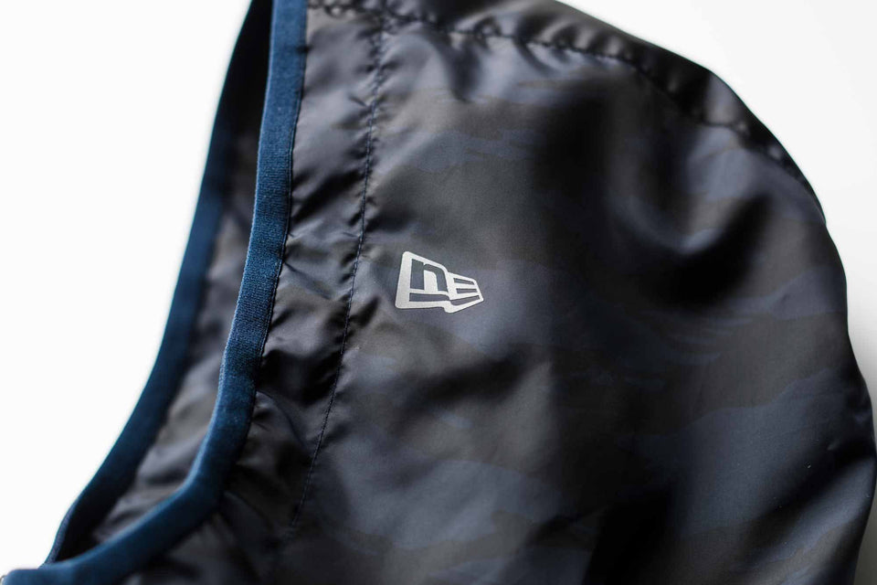 【 Performance Apparel 】 ウィンドジャケット タイガーストライプカモ × ネイビー - 11597593-S | NEW ERA ニューエラ公式オンラインストア