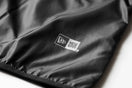 【 Performance Apparel 】 ウィンドジャケット ブラック × ブラック - 11597595-S | NEW ERA ニューエラ公式オンラインストア