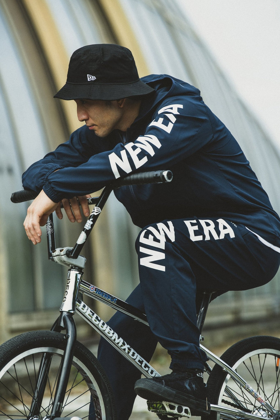 クロスウェアジャケット ブラック 【 Performance Apparel 】 - 12026646-XS | NEW ERA ニューエラ公式オンラインストア