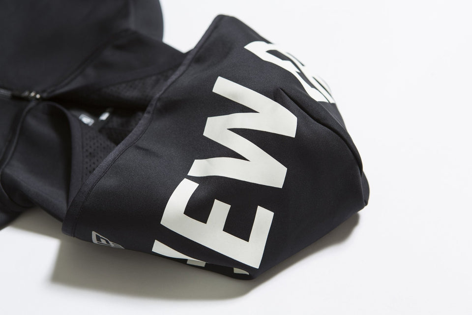 ウォームアップジャケット フードロゴ ブラック × ホワイト 【 Performance Apparel 】 - 12156009-XS | NEW ERA ニューエラ公式オンラインストア