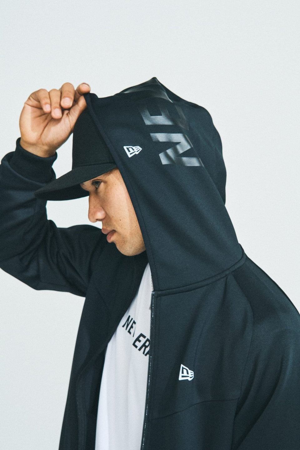 ウォームアップジャケット フードロゴ ブラック × ブラック 【 Performance Apparel 】 - 12156010-XS | NEW ERA ニューエラ公式オンラインストア