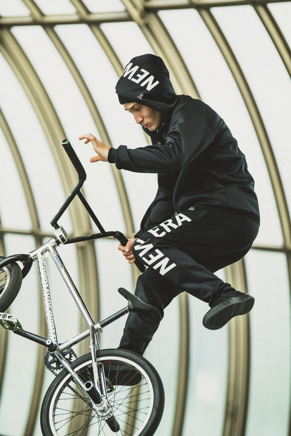 ウォームアップパンツ ブラック × ホワイト 【 Performance Apparel 】 - 12375678-XS | NEW ERA ニューエラ公式オンラインストア