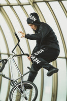 ウォームアップパンツ ブラック × ホワイト 【 Performance Apparel 】 - 12375678-XS | NEW ERA ニューエラ公式オンラインストア