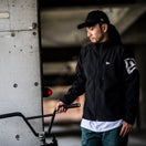 ライトシェルジャケット フラッグ ブラック × ホワイト【Performance Apparel】 - 12579418-S | NEW ERA ニューエラ公式オンラインストア