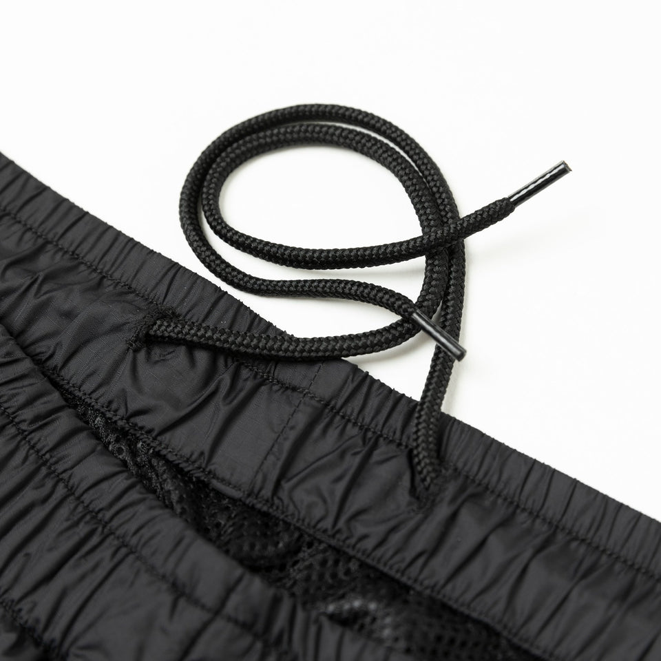 ウインドパンツ フラッグロゴ ブラック × ブラック 【Performance Apparel】 - 13330824-S | NEW ERA ニューエラ公式オンラインストア