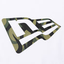 半袖 パフォーマンス Tシャツ トライバルカモ フラッグロゴ ホワイト レギュラーフィット - 12542600-S | NEW ERA ニューエラ公式オンラインストア