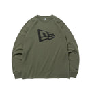 長袖 コットン Tシャツ フラッグロゴ オリーブ × ブラック レギュラーフィット - 12542700-S | NEW ERA ニューエラ公式オンラインストア
