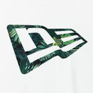 半袖 パフォーマンス Tシャツ ボタニカル フラッグロゴ ホワイト レギュラーフィット - 13061439-S | NEW ERA ニューエラ公式オンラインストア