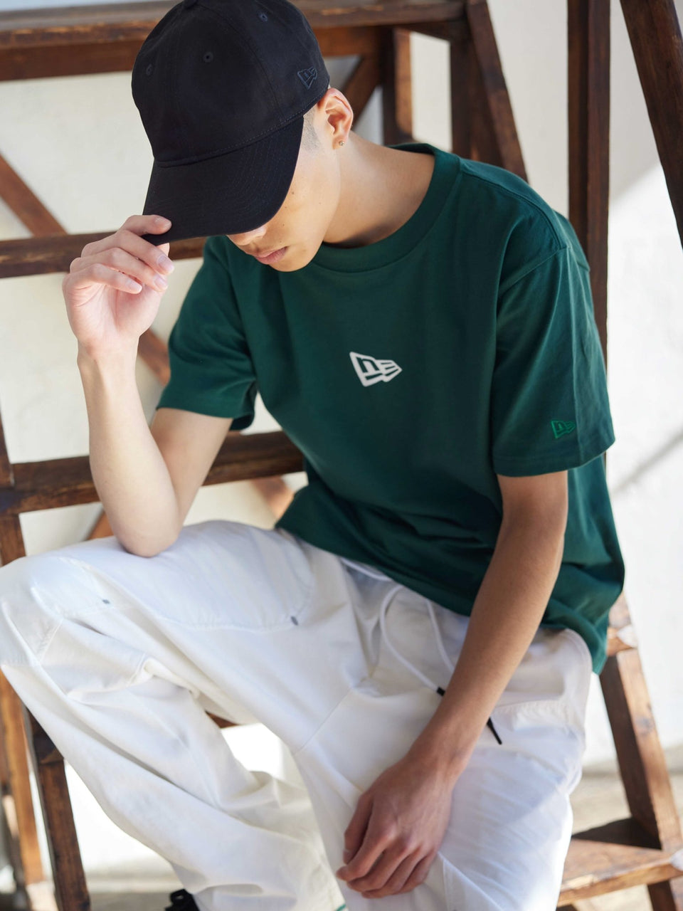 半袖 コットン Tシャツ フラッグロゴ ミニ ダークグリーン レギュラーフィット - 13061481-S | NEW ERA ニューエラ公式オンラインストア