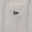 長袖 ポケット Tシャツ BLACK LABEL FW23 フラッグロゴ オフホワイト - 13952727-S | NEW ERA ニューエラ公式オンラインストア
