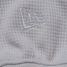 長袖 オーバーサイズド ワッフルTシャツ BLACK LABEL FW23 ストーン - 13952730-S | NEW ERA ニューエラ公式オンラインストア