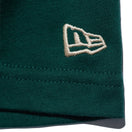 半袖 コットン Tシャツ Box Logo ボックスロゴ ダークグリーン × ベージュ レギュラーフィット - 13516801-S | NEW ERA ニューエラ公式オンラインストア