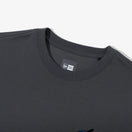 半袖 パフォーマンス Tシャツ BTS × MLB Black Swan ニューヨーク・ヤンキース チャコール レギュラーフィット - 13281618-S | NEW ERA ニューエラ公式オンラインストア